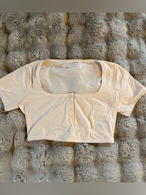 SKIMS FITS EVERYBODY HENLEY CROP TOP - SAND